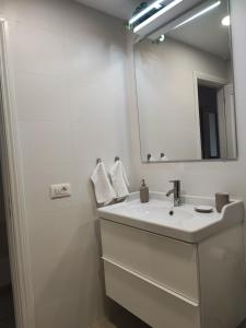 uma casa de banho branca com um lavatório e um espelho em EL INGENIO em Ingenio
