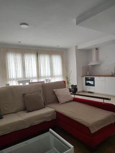 uma sala de estar com um sofá e uma cozinha em EL INGENIO em Ingenio