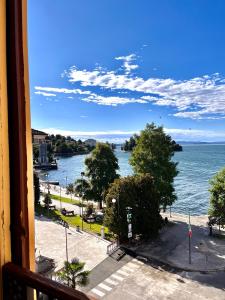 einen Balkon mit Blick auf das Wasser in der Unterkunft Casa Gambusso historical house magnificent Lake View in Verbania