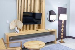 TV a/nebo společenská místnost v ubytování Paradise Bay Hotel Boutique