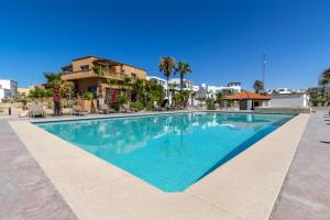 una piscina en un complejo con agua azul en Sandy Beach Costa Diamante E15 House Game Room Dog Friendly en Puerto Peñasco