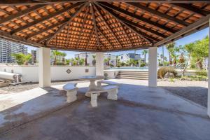 佩納斯科港的住宿－Sandy Beach Costa Diamante E15 House Game Room Dog Friendly，一个带野餐桌和两个长椅的凉亭