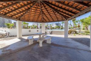einen Pavillon mit einem Picknicktisch und zwei Bänken in der Unterkunft Sandy Beach Costa Diamante E15 House Game Room Dog Friendly in Puerto Peñasco