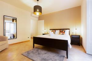 - une chambre avec un grand lit et un miroir dans l'établissement Porta Torre Como Apartment - By Relais Di Giada, à Côme