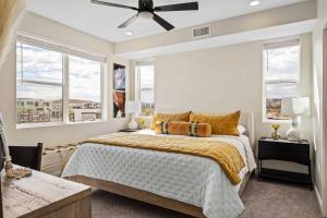 een slaapkamer met een bed en een plafondventilator bij Coco Dunes condo in St. George