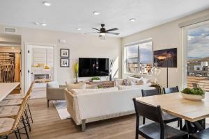 een woonkamer met een bank en een tafel bij Coco Dunes condo in St. George