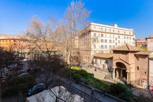 Blick auf eine Straße in einer Stadt mit Gebäuden in der Unterkunft Hanky Suite in Rom