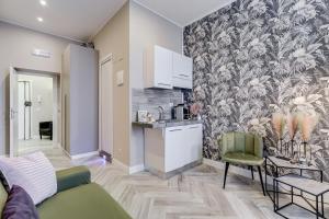 ein Wohnzimmer mit einer Küche und einem Wohnzimmer in der Unterkunft Hanky Suite in Rom