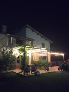 ein Haus mit Lichtern auf einer Terrasse in der Nacht in der Unterkunft Casale Mille e una Notte in Perugia