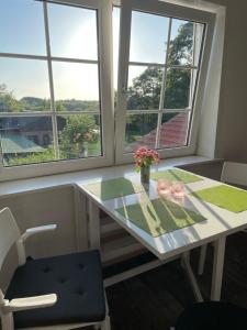 a room with a table and two windows at Overnatning tæt på Silkeborg in Engesvang