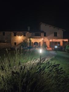 Casale Mille e una Notte في بيروجيا: منزل في الليل وامامه ساحة