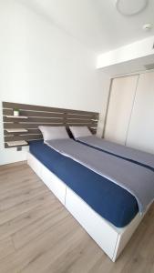 ein großes Bett in einem Zimmer mit Holzboden in der Unterkunft 37th Floor - SkyView Oasis - C in Skopje