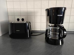 eine Kaffeemaschine und ein Toaster auf der Theke in der Unterkunft 2BR Apartment, Parking, Wi-Fi, TV in Berlin Karow in Berlin
