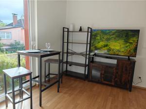 un soggiorno con TV a schermo piatto e 2 tavoli di 2BR Apartment, Parking, Wi-Fi, TV in Berlin Karow a Berlino