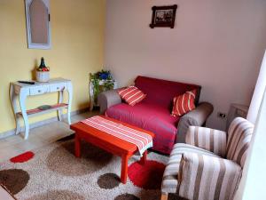 a living room with a couch and a table at CASA los ciruelos in El Bolsón