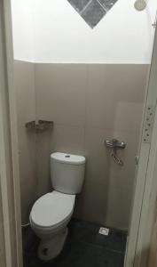 Vannituba majutusasutuses Hotel Srikandi Baru