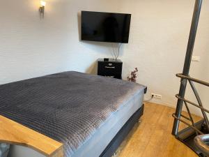 1 dormitorio con 1 cama y TV de pantalla plana en Laugavellir Tower Suite, en Kleppjárnsreykir