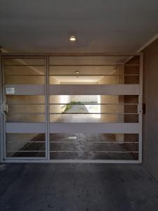 uma garagem vazia com uma porta de vidro deslizante em Departamento de Caro em Tandil