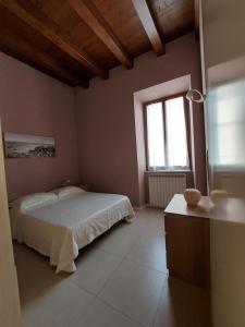 sypialnia z łóżkiem i oknem w obiekcie A Casa di Andry w mieście Loreto