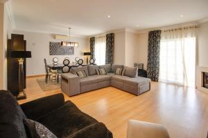 Et opholdsområde på Private Deluxe 3BD Villa Pool Wi-Fi AC BBQ