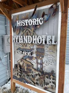 un panneau indiquant un hôtel historique en roseaux dans un bâtiment dans l'établissement Snodgrass Suite 301, Hyland Hotel, à Palmer