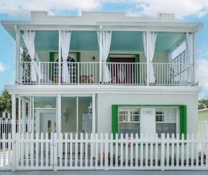 Balkón nebo terasa v ubytování The Golden Alligator 1 - 3 beds 2 baths in West Palm Beach close to everything