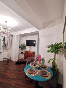 ein Wohnzimmer mit einem Tisch mit Tellern darauf in der Unterkunft WOW INN COTROCENI in Bukarest