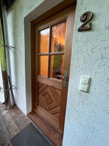 una puerta de madera con una ventana en una casa en Haus am Wald en Marktschellenberg