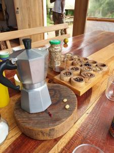 a juicer sitting on top of a wooden table with donuts at Finca Momota Salento in Salento