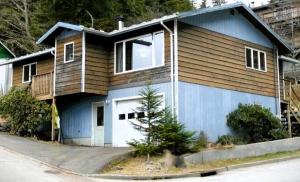 una pequeña casa de color azul y marrón en Coho Bungalow Ketchikan Alaska, en Ketchikan