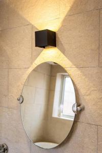 espejo en la pared del baño en Windsor House 3 Bedrooms Sleeps 8 en Mánchester