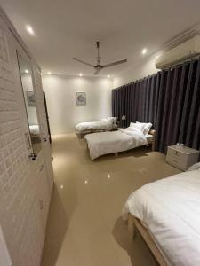 een slaapkamer met 3 bedden in een kamer bij عجمان كورنيش in Ajman 