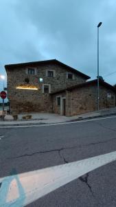 um edifício de tijolos ao lado de uma rua em Casa Elisa Monegro. 