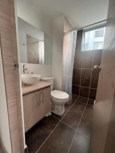 ein Bad mit einem WC, einem Waschbecken und einer Dusche in der Unterkunft Urban Manizales in Manizales