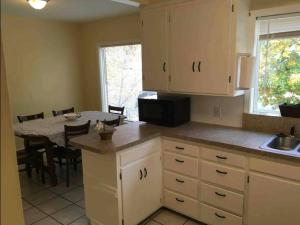 - une cuisine avec une table et un comptoir dans l'établissement Sweet Sage House (Pets, Airport, Downtown, I-15), à Idaho Falls