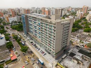 Distrito 90 في بارانكويلا: اطلالة جوية على مبنى كبير في مدينة