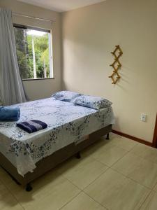 łóżko w pokoju z oknem i łóżko sidx sidx sidx w obiekcie Blue House Barra grande w mieście Barra Grande