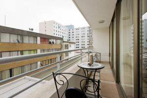 a balcony with a table and chairs on a building at Apartamento Vianamar in Viña del Mar