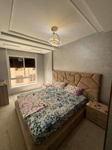 - une chambre avec un lit et une fenêtre dans l'établissement Appartement de Lux Hay Al MATAR, à Nador