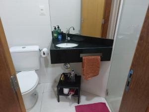 baño con lavabo negro y aseo en Apto ótima localização, self check-in, wi-fi, varanda e vista linda - 401, en Lagoa Santa