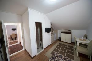 TV a/nebo společenská místnost v ubytování Apartments Pavićević