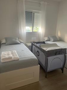 Un dormitorio con dos camas y una ventana. en Anpartamento con Encanto Costa Ballena, en Costa Ballena 32 fotos más