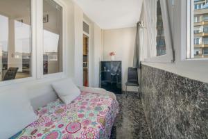 1 dormitorio con cama y ventana en Sunny Sofia Studio #1 en Sofía