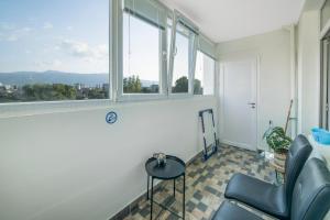 Pokój z krzesłem i oknem w obiekcie Sunny Sofia Studio #1 w mieście Sofia