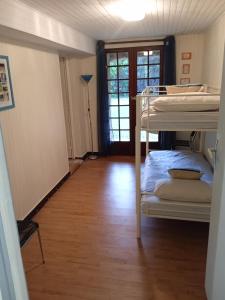 Zimmer mit 2 Etagenbetten und Holzboden in der Unterkunft Chambres d'hôtes du Péras in Saint-Jean-du-Gard