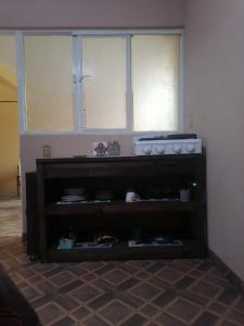 uma cozinha com um fogão num quarto em La casa de las flores em Zacatlán
