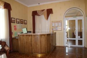 une chambre avec un comptoir, une fenêtre et une porte dans l'établissement Hotel Magnoliya, à Rostov-sur-le-Don
