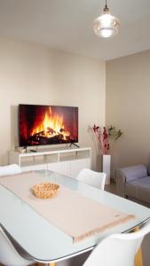 Una sala de estar con una mesa y una chimenea. en Bruno`s Haven, en Neuquén