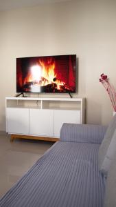 sala de estar con chimenea y TV en Bruno`s Haven, en Neuquén