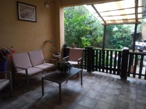 uma sala de estar com duas cadeiras e uma mesa em La casa de las flores em Zacatlán